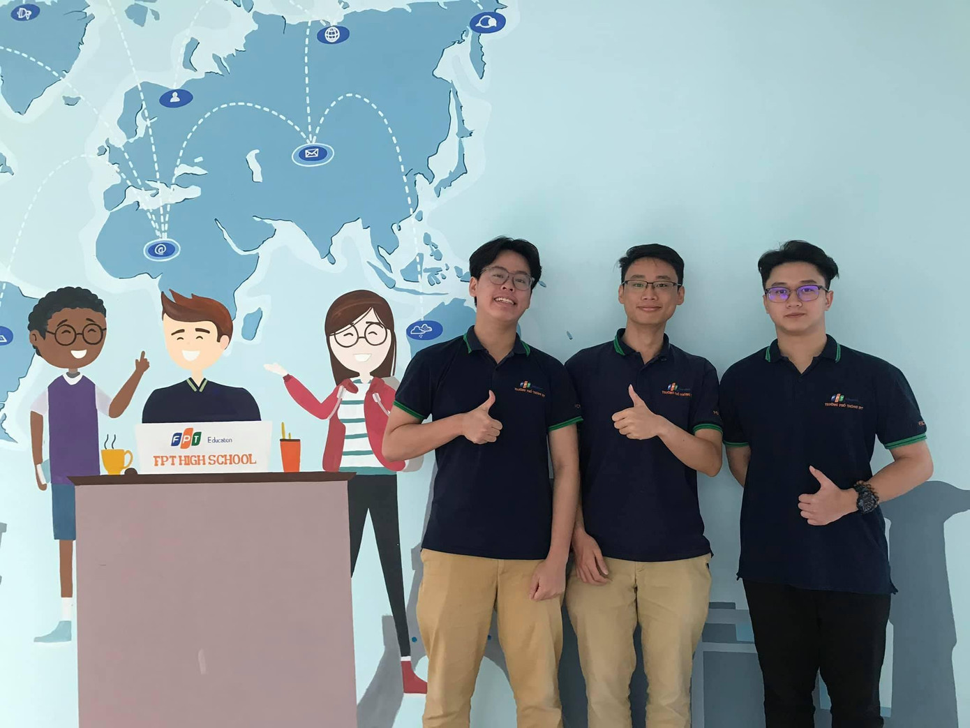Đậu Hoàng Minh (phía trái hình) cùng đồng đội xếp thứ Năm tại cuộc thi lập trình Hello World Hackathon 2020. Đậu Hoàng Minh (phía trái hình) cùng đồng đội xếp thứ Năm tại cuộc thi lập trình Hello World Hackathon 2020.