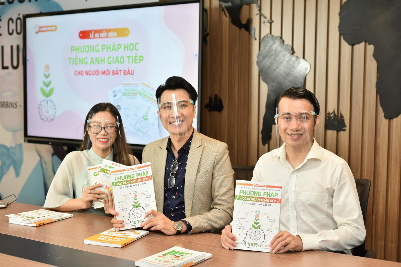 Chị Vũ Trung Thanh Ngọc cùng tiến sĩ Hoàng Anh Duy và anh Nguyễn Tiến Dũng – Chủ tịch Langmaster tại lễ ra mắt sách “Phương pháp học tiếng Anh giao tiếp cho người mới bắt đầu”.