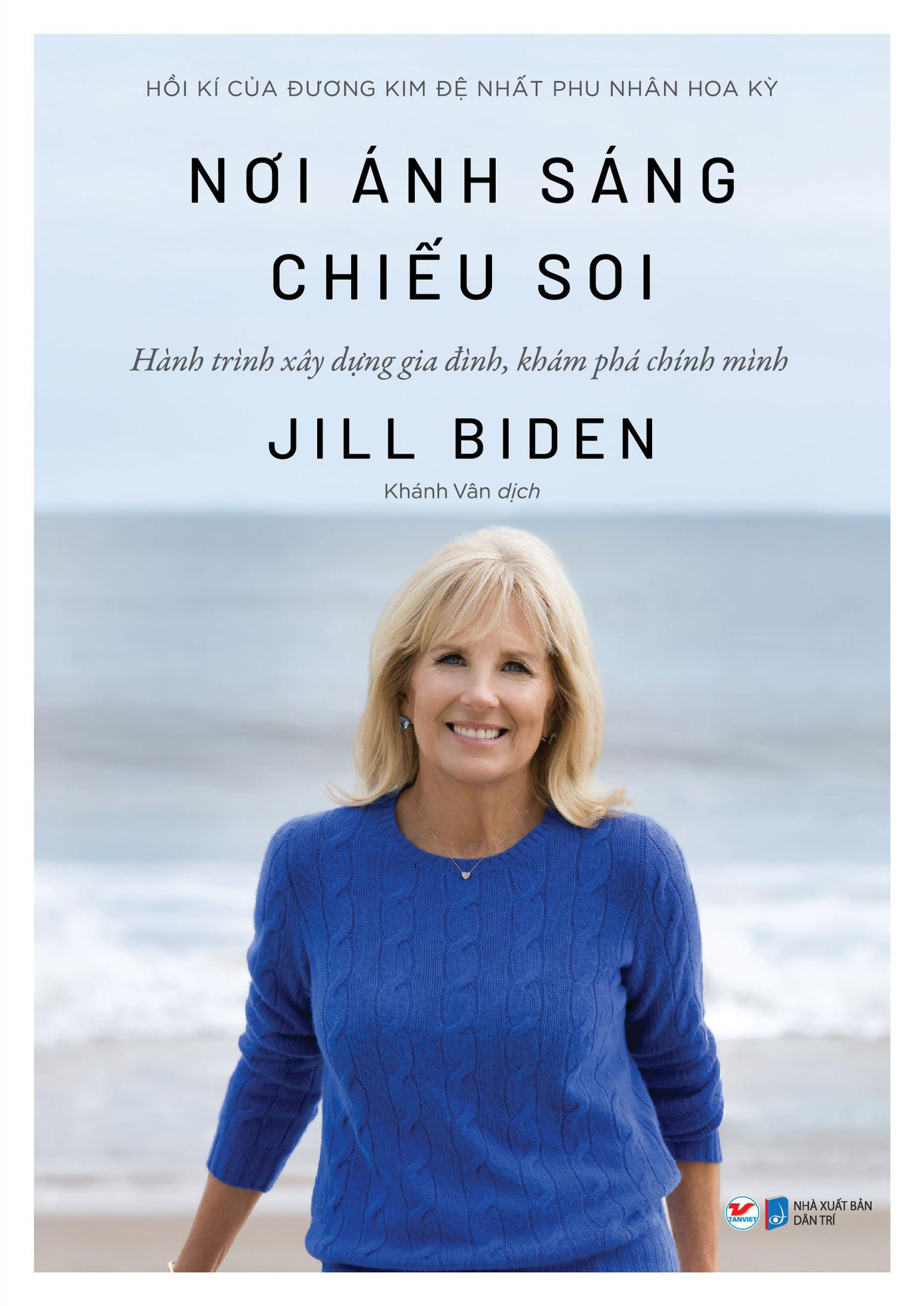 Nơi ánh sáng chiếu soi – Hành trình xây dựng gia đình, khám phá chính mình của tác giả Jill Biden gồm 276 trang, giá bìa 135.000 đồng. Sách do Công ty CP Văn hóa và Giáo dục Tân Việt và Nhà xuất bản Dân trí liên kết xuất bản.