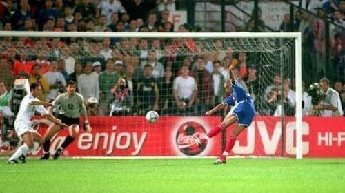 Bàn thắng vàng của Trezeguet đem về chức vô địch Euro 2000 cho Pháp. (Ảnh: RTE)
