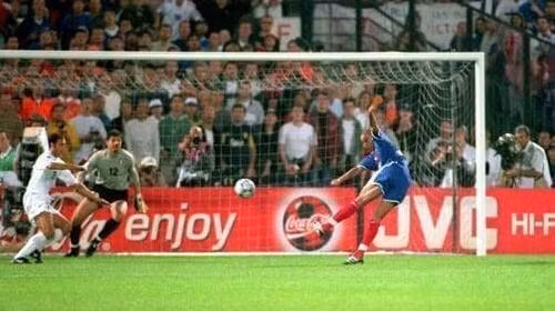 Bàn thắng vàng của Trezeguet đem về chức vô địch Euro 2000 cho Pháp. (Ảnh: RTE)
