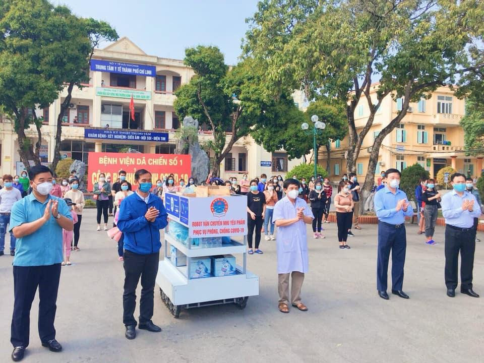 Đại học Sao Đỏ chuyển giao Robot phục vụ nhu yếu phẩm phục vụ trong các khu cách ly.