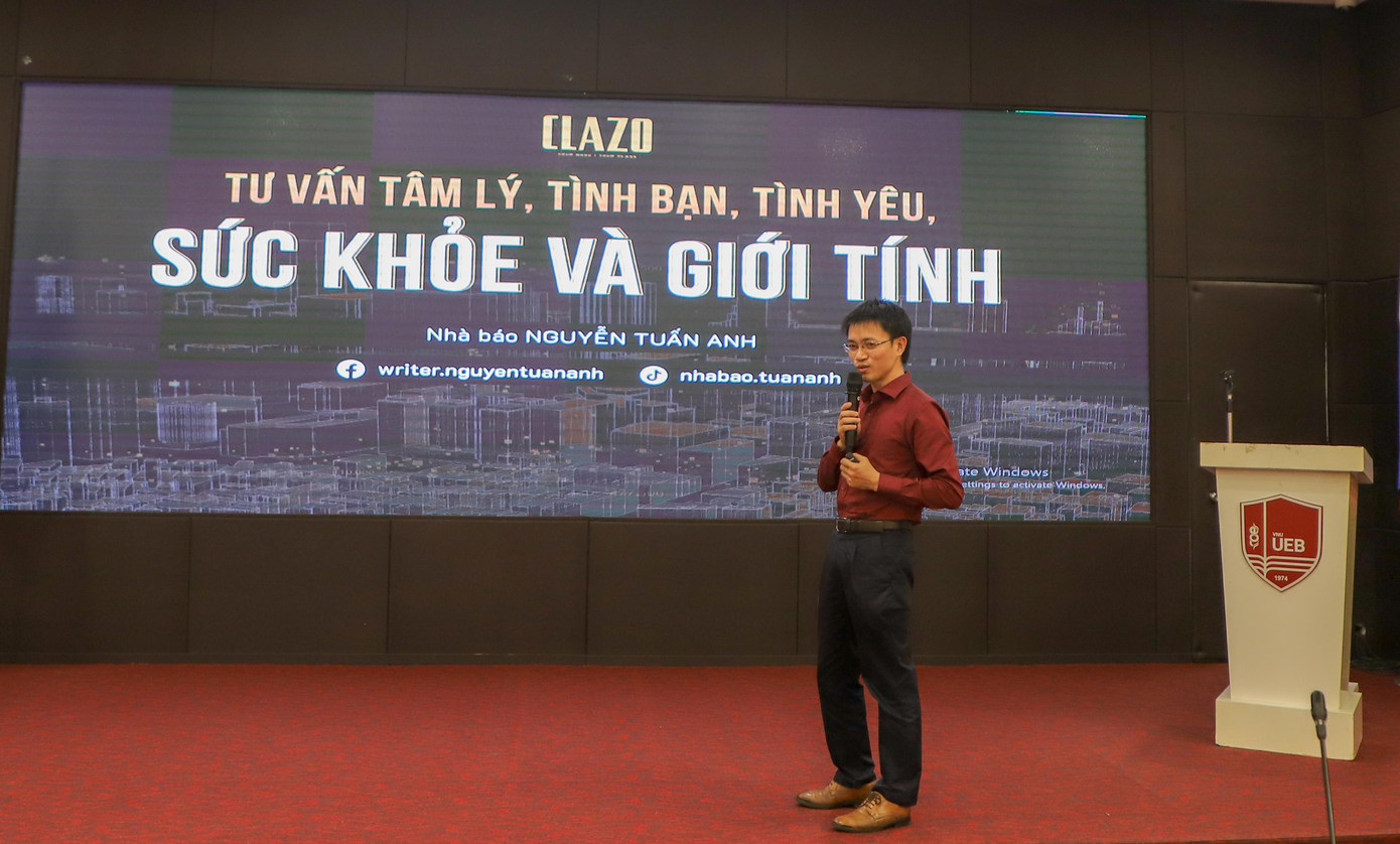 Diễn giả, nhà báo Nguyễn Tuấn Anh nói chuyện với sinh viên trường Đại học Kinh tế - ĐHQG Hà Nội. Diễn giả, nhà báo Nguyễn Tuấn Anh nói chuyện với sinh viên trường Đại học Kinh tế - ĐHQG Hà Nội.