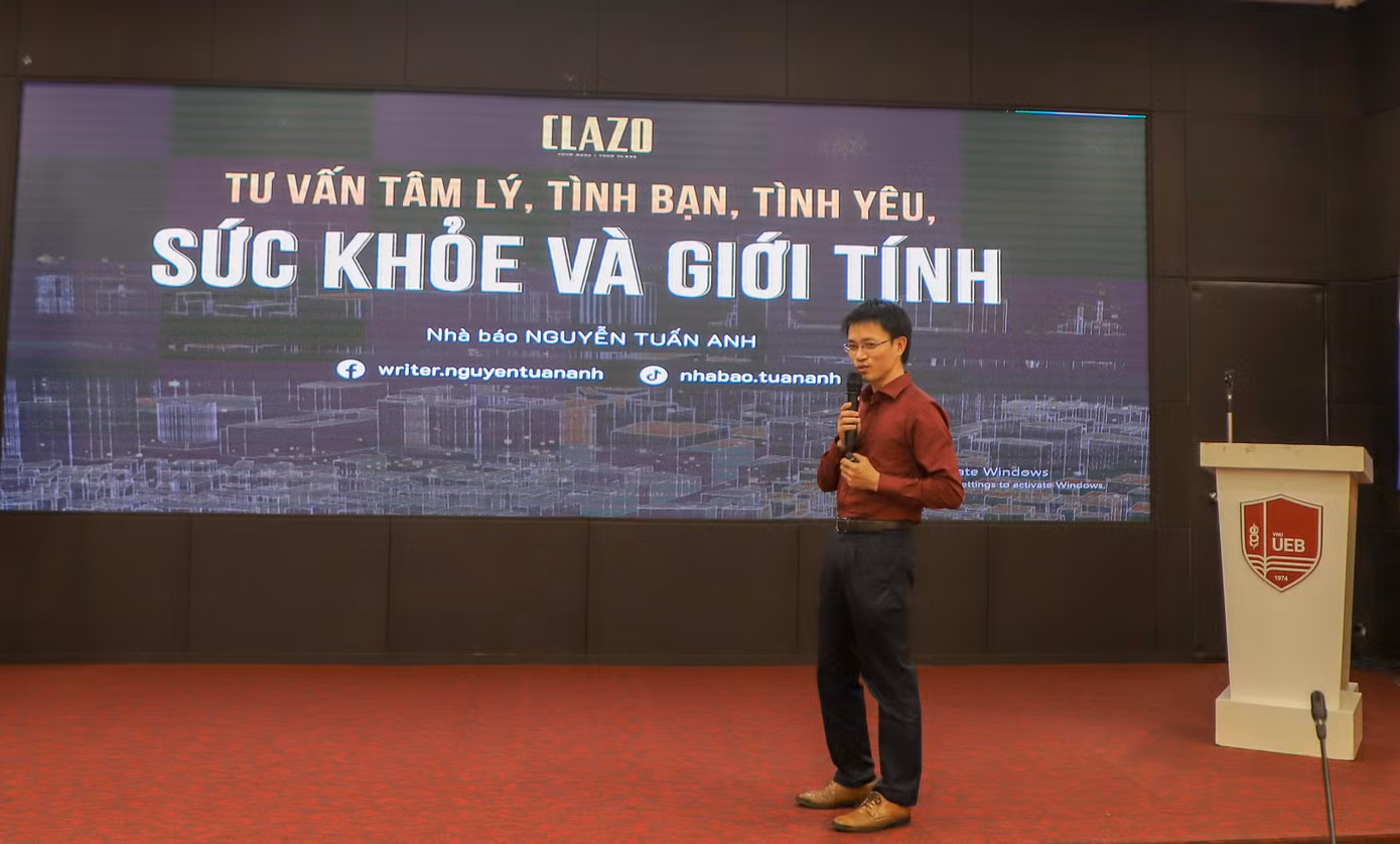 Diễn giả, nhà báo Nguyễn Tuấn Anh nói chuyện với sinh viên trường Đại học Kinh tế - ĐHQG Hà Nội.