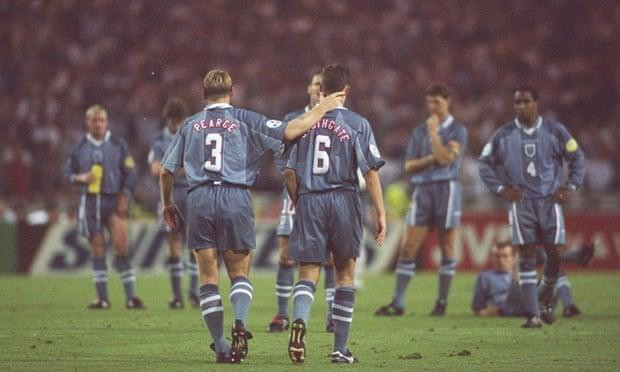 Gareth Southgate, nhà cầm quân hiện nay của Tam Sư, sút hỏng phạt đền tại bán kết Euro 1996. (Ảnh: Ross Kinnaird)