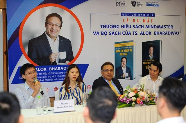 Nhà báo Nguyễn Tuấn Anh (cầm mic) phát biểu trong lễ ra mắt các cuốn sách của TS Alok Bharadwaj (Chủ tịch Hiệp hội Giám đốc Marketing châu Á) năm 2019.