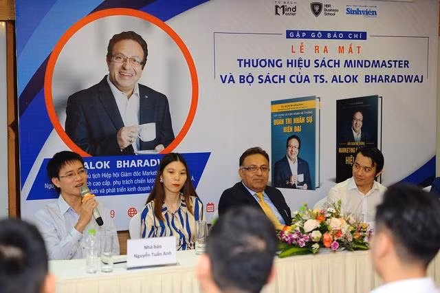 Nhà báo Nguyễn Tuấn Anh (cầm mic) phát biểu trong lễ ra mắt các cuốn sách của TS Alok Bharadwaj (Chủ tịch Hiệp hội Giám đốc Marketing châu Á) năm 2019.