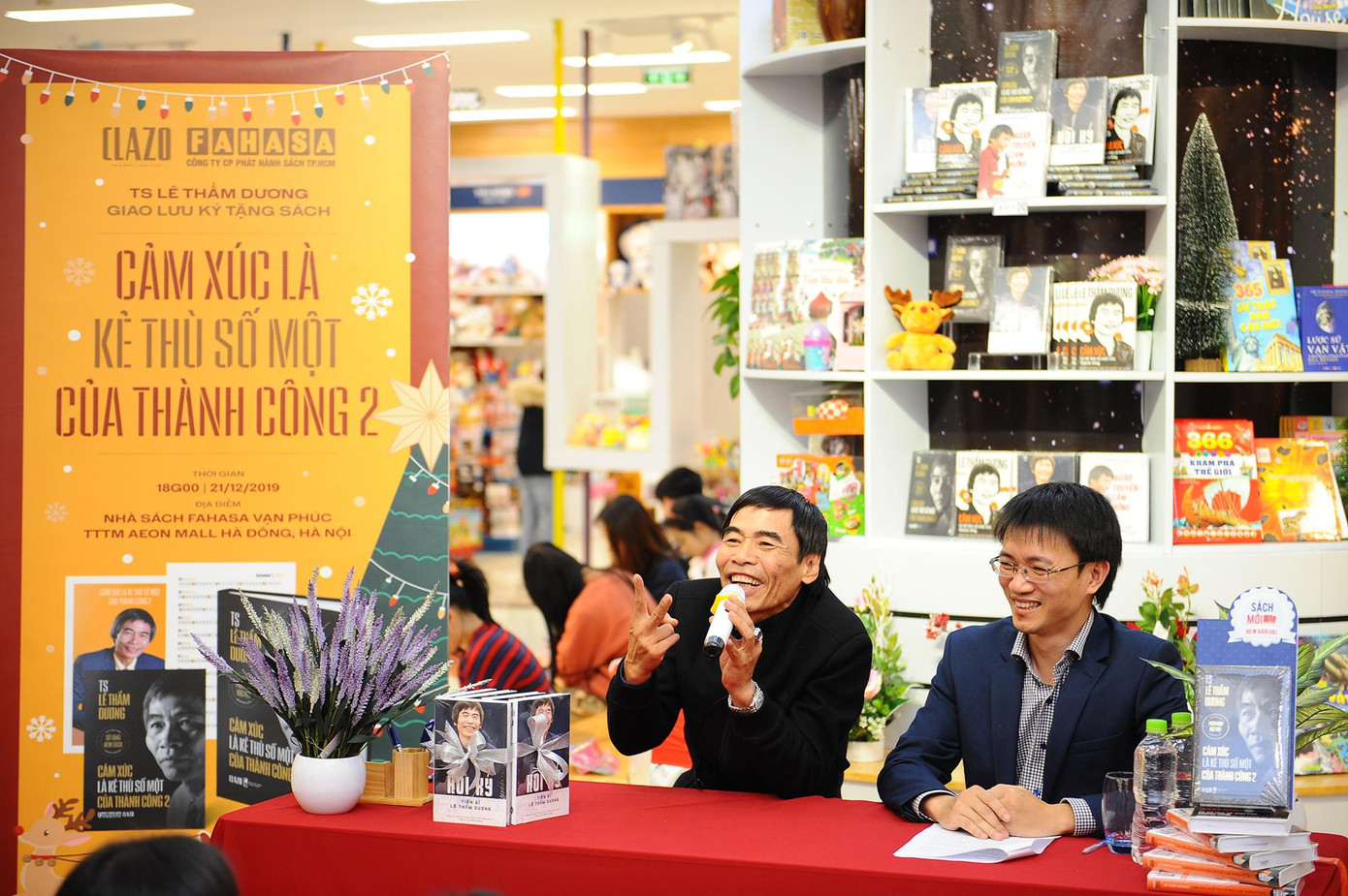 Nhà báo Nguyễn Tuấn Anh làm người dẫn chuyện trong lễ ra mắt sách "Cảm xúc là kẻ thù số một của thành công 2" của TS Lê Thẩm Dương tại FAHASA Vạn Phúc, Hà Nội.