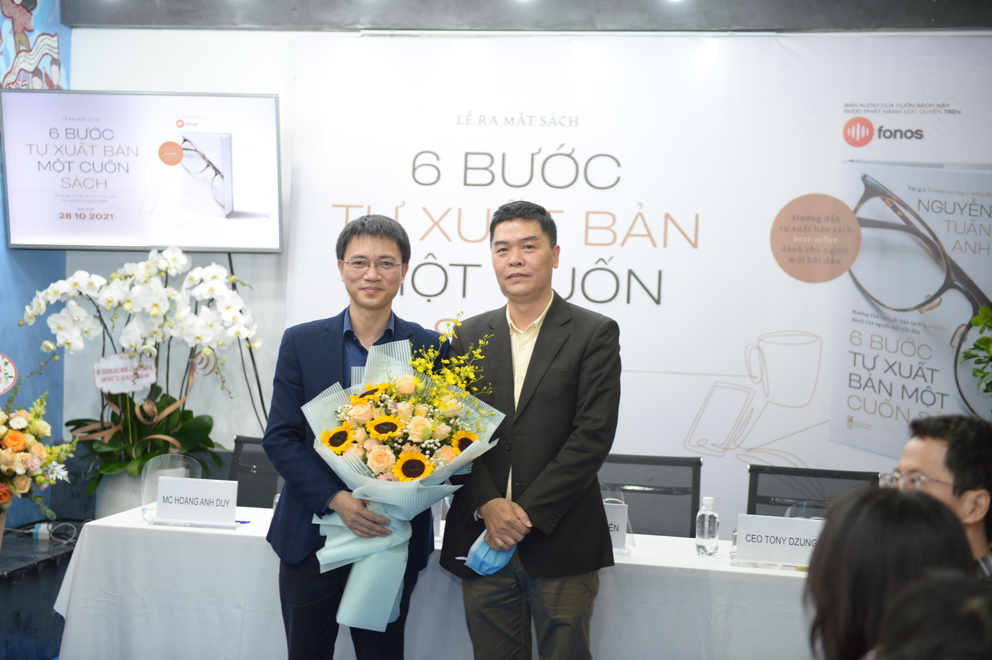 Ông Lê Thanh Hà - Giám đốc Nhà xuất bản Thanh Niên tặng hoa chúc mừng tác giả Nguyễn Tuấn Anh tại lễ ra mắt sách "6 bước tự xuất bản một cuốn sách". Ảnh: Dương Triều. Ông Lê Thanh Hà - Giám đốc Nhà xuất bản Thanh Niên tặng hoa chúc mừng tác giả Nguyễn Tuấn Anh tại lễ ra mắt sách "6 bước tự xuất bản một cuốn sách". Ảnh: Dương Triều.