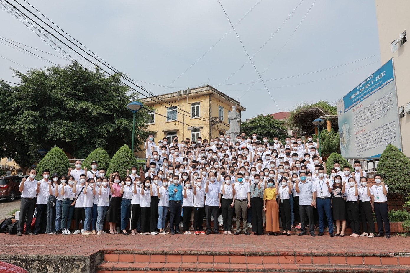 Đoàn cán bộ, học viên, sinh viên Trường Đại học Y - Dược, Đại học Thái Nguyên, những người chiến sĩ áo trắng, sẽ vững vàng trên tuyến đầu của sự nghiệp chăm sóc và bảo vệ sức khỏe nhân dân, bình an và chiến thắng trở về.