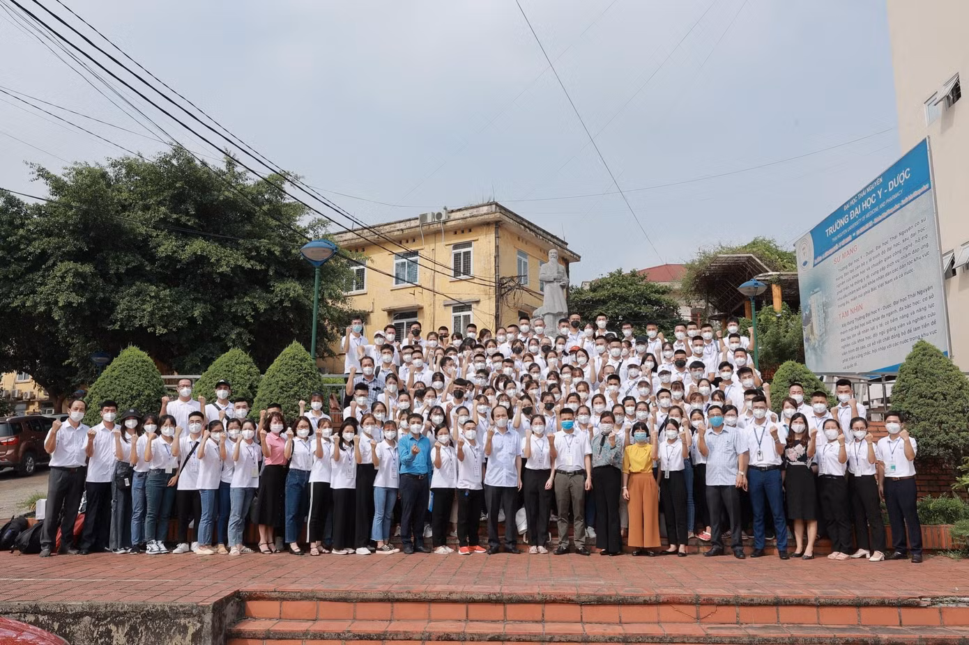 Đoàn cán bộ, học viên, sinh viên Trường Đại học Y - Dược, Đại học Thái Nguyên, những người chiến sĩ áo trắng, sẽ vững vàng trên tuyến đầu của sự nghiệp chăm sóc và bảo vệ sức khỏe nhân dân, bình an và chiến thắng trở về.