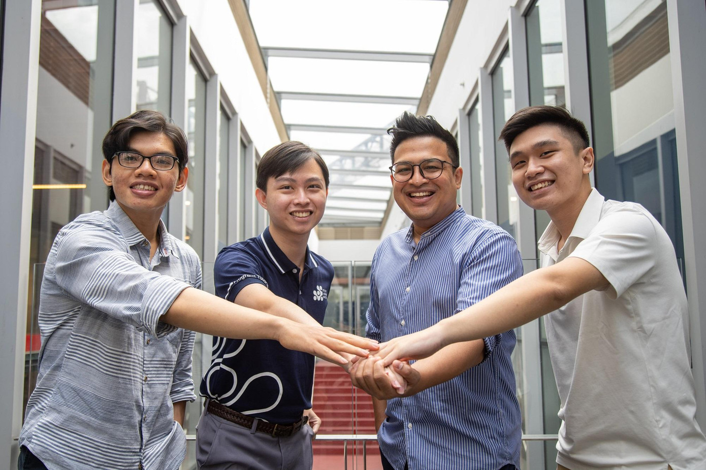 Ba sinh viên Đại học RMIT đã đem về chiến thắng đầu tiên tại D&amp;AD New Blood Quickfire cho Việt Nam.Từ trái sang phải: Nguyễn Lê Duy, Quách Tấn An, Tiến sĩ Soumik Parida (giảng viên ngành Truyền thông Đại học RMIT) và Phạm Quang Vinh.