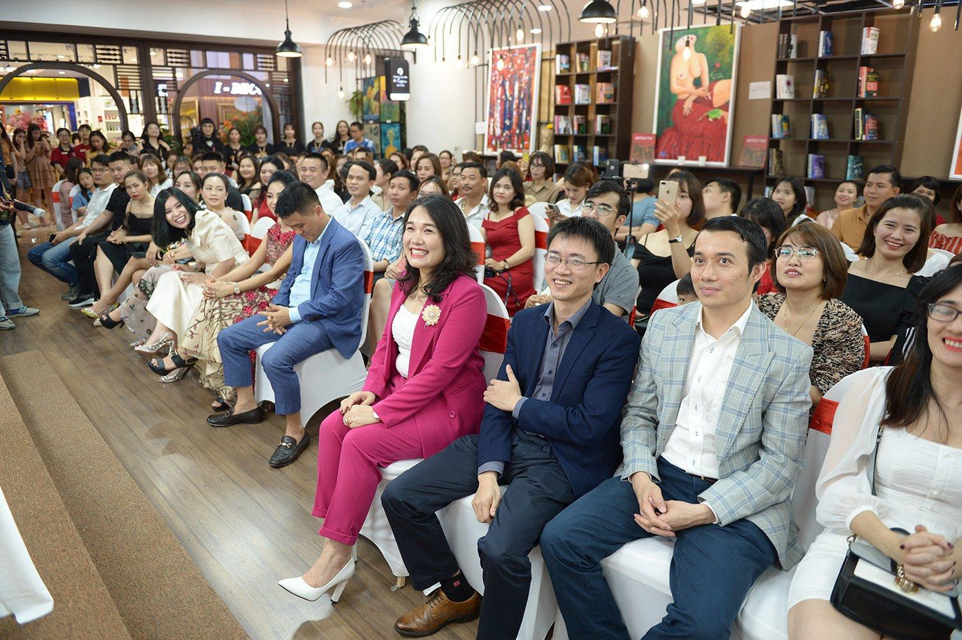 Hơn 200 khán giả đã hào hứng tham dự chương trình trong không gian nhà sách Tân Việt tại Trung tâm thương mại Vincom Royal City, Nguyễn Trãi, Thanh Xuân, Hà Nội. Ảnh: Dương Triều
