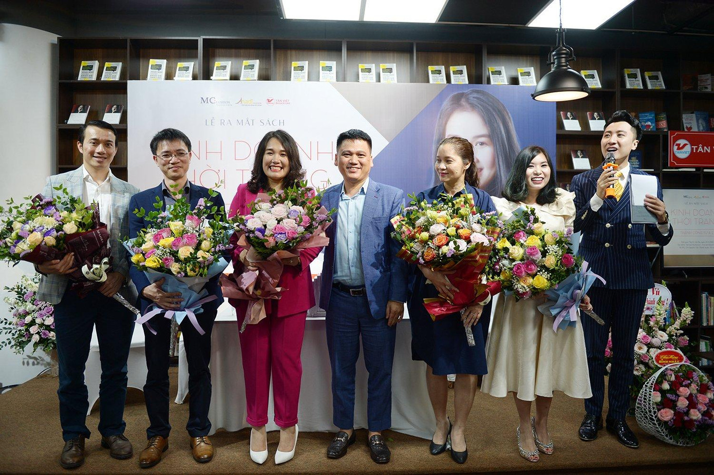 Chủ tịch Hội đồng Quản trị Công ty CP Thời trang MC Việt Nam Lương Văn Cảnh tặng hoa chúc mừng tác giả và các khách mời. Ảnh: Dương Triều