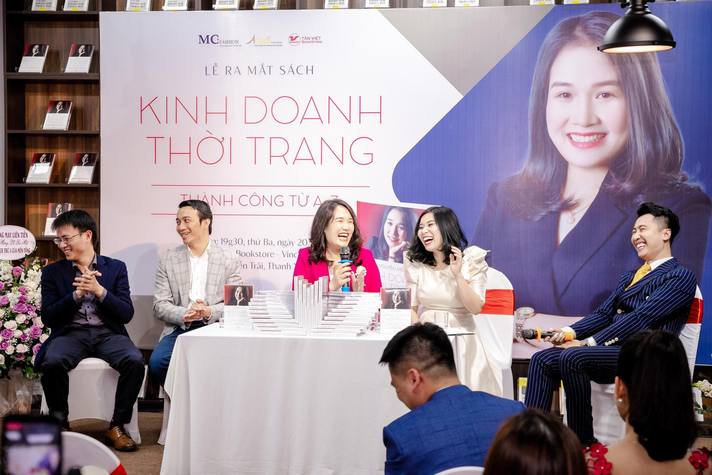 Tác giả, CEO Nguyễn Mến tại lễ ra mắt sách "Kinh doanh thời trang thành công từ A-Z" cùng nhiều chuyên gia đào tạo về khởi nghiệp kinh doanh nổi tiếng. Tác giả, CEO Nguyễn Mến tại lễ ra mắt sách "Kinh doanh thời trang thành công từ A-Z" cùng nhiều chuyên gia đào tạo về khởi nghiệp kinh doanh nổi tiếng.