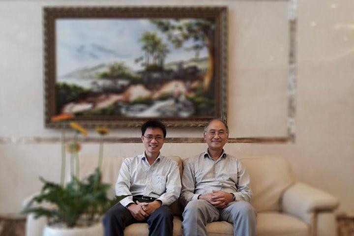 Tiến sĩ, bác sĩ Lương Cần Liêm và tác giả, nhà báo Nguyễn Tuấn Anh. Tiến sĩ, bác sĩ Lương Cần Liêm và tác giả, nhà báo Nguyễn Tuấn Anh.