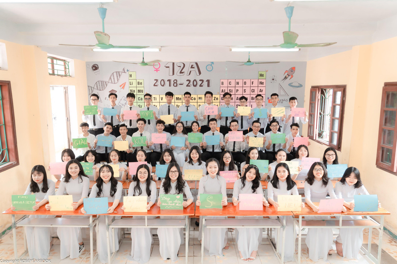 Thu Hằng cùng các bạn lớp 12A trường THPT Thanh Hà (Hải Dương). Thu Hằng cùng các bạn lớp 12A trường THPT Thanh Hà (Hải Dương).