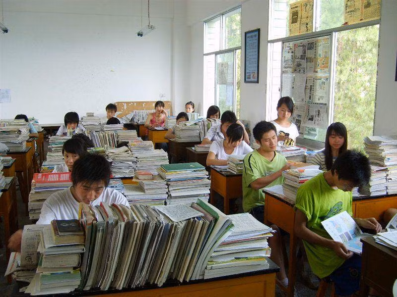 Học sinh Trung Quốc vùi đầu vào “biển” tài liệu ôn thi Cao Khảo. (Ảnh: Quora)