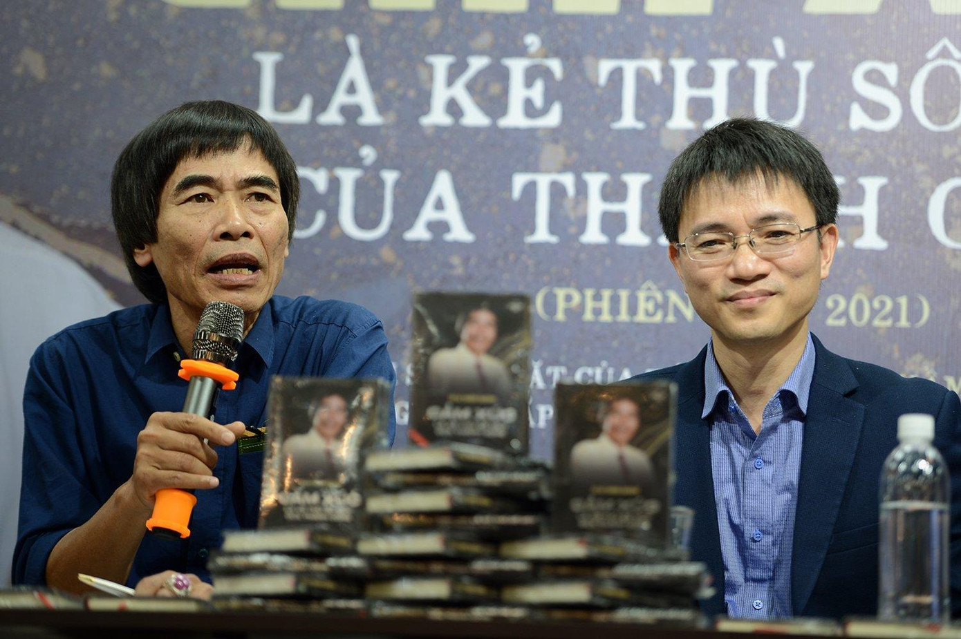 TS Lê Thẩm Dương và nhà báo Nguyễn Tuấn Anh trong chương trình ra mắt sách "Cảm xúc là kẻ thù số một của thành công" phiên bản 2021.