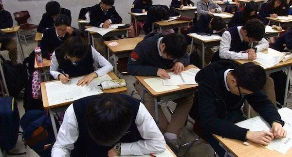 Kỳ thi tuyển đại học Suneung là một phần của xã hội trọng thi cử quá mức tại Hàn Quốc. (Nguồn ảnh: BLARB)