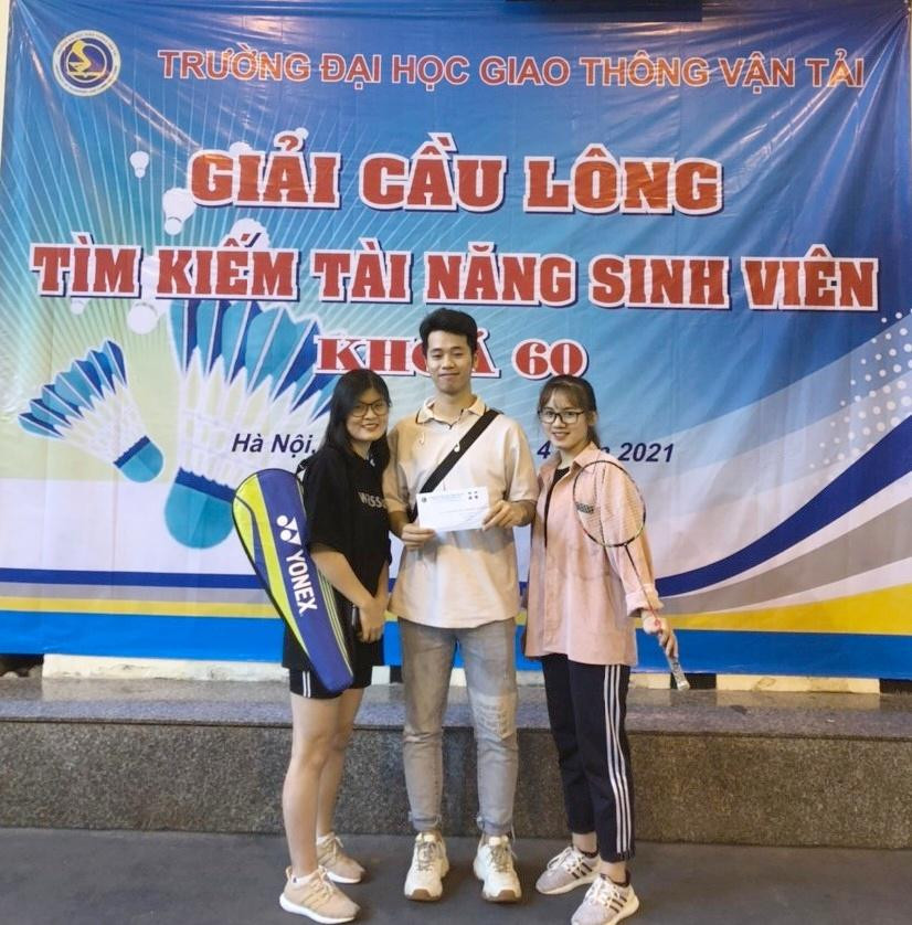 Ngô Hằng tham gia giải cầu lông tìm kiếm tài năng sinh viên trường ĐH Giao thông vận tải (Ảnh: NVCC)