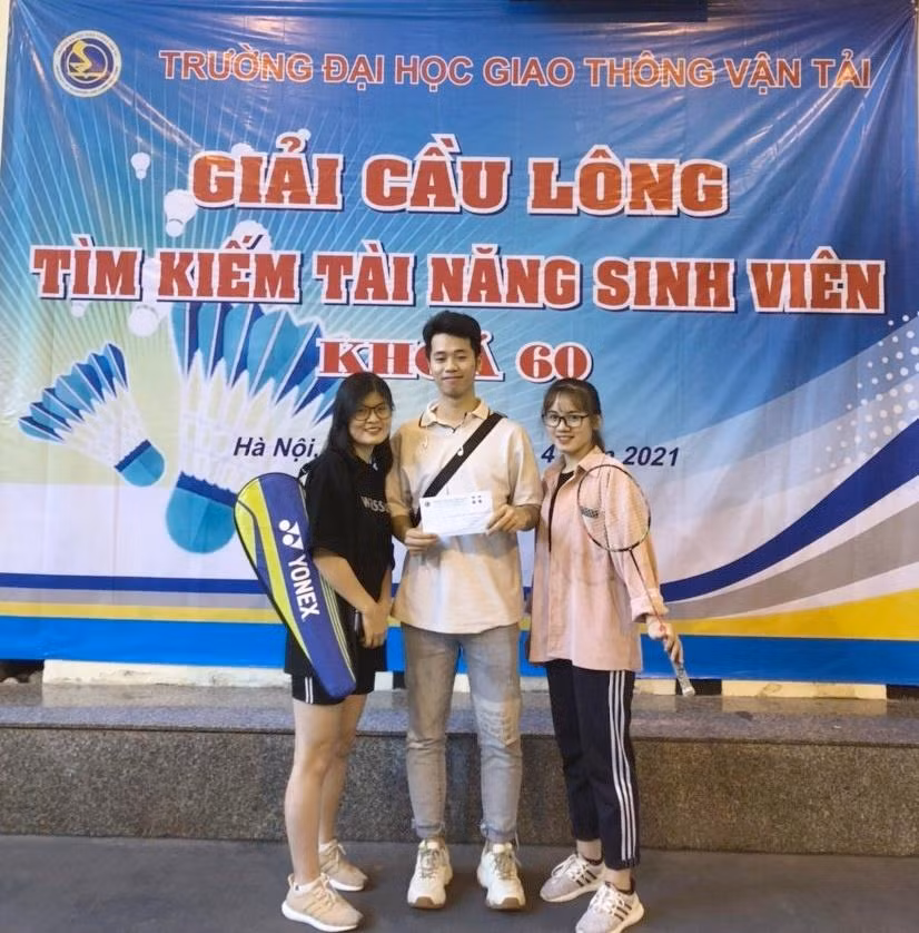 Ngô Hằng tham gia giải cầu lông tìm kiếm tài năng sinh viên trường ĐH Giao thông vận tải (Ảnh: NVCC)