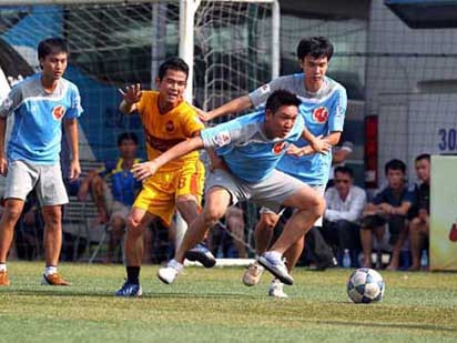 Một pha tranh chấp trong trận FC TNLN Xuân Đỉnh - FC MVCORP - Ảnh Quang Minh