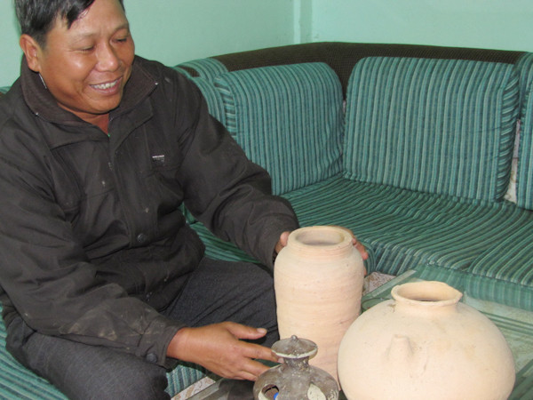 Lo việc thiện ở làng và sưu tầm cổ vật để tặng Ảnh: Ngọc Văn