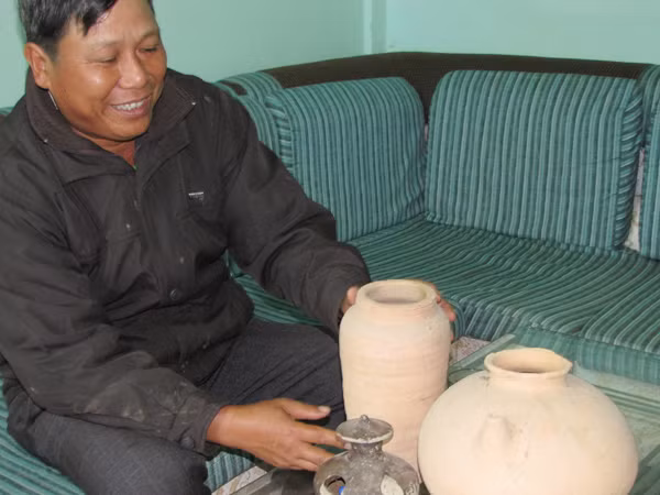 Lo việc thiện ở làng và sưu tầm cổ vật để tặng Ảnh: Ngọc Văn