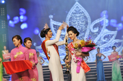 Hoa hậu Việt Nam 2012 Đặng Thị Ngọc Hân trao vương miện cho Hoa hậu Việt Nam 2012 Đặng Thu Thảo. Ảnh: Công Khanh