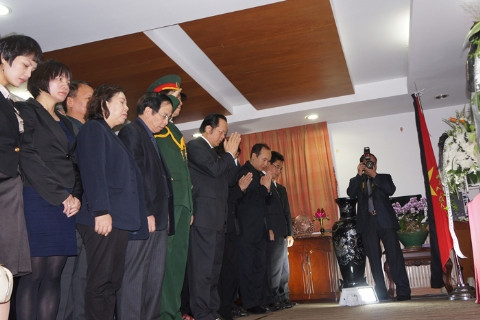 Cán bộ, nhân viên Đại sứ quán cúi đầu trước bàn thờ Đại tướng. Ảnh: T.Đ.. Cán bộ, nhân viên Đại sứ quán cúi đầu trước bàn thờ Đại tướng. Ảnh: T.Đ.