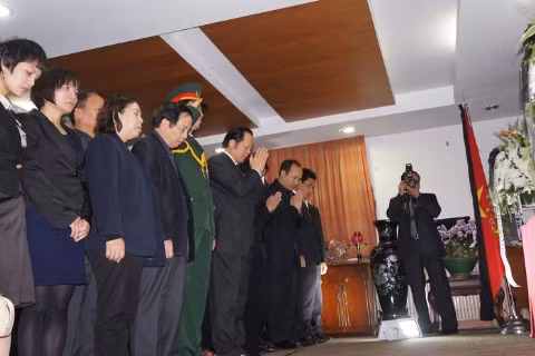 Cán bộ, nhân viên Đại sứ quán cúi đầu trước bàn thờ Đại tướng. Ảnh: T.Đ. Cán bộ, nhân viên Đại sứ quán cúi đầu trước bàn thờ Đại tướng. Ảnh: T.Đ