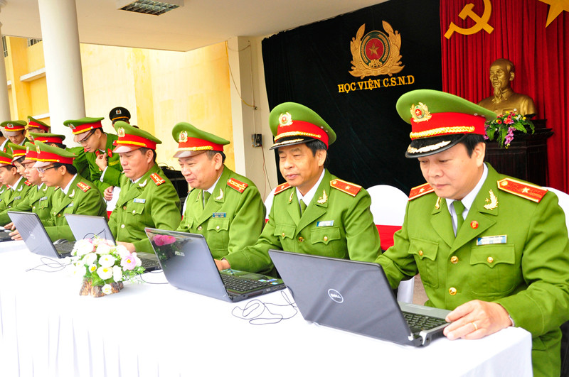 Ban giám đốc Học viện CSND tham gia bầu chọn qua Internet