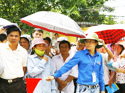 Người nhà thí sinh đội nắng chờ ngoài điểm thi Ảnh: Hồng Vĩnh