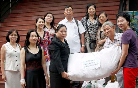 Tiếp nhận quà của hai đơn vị 