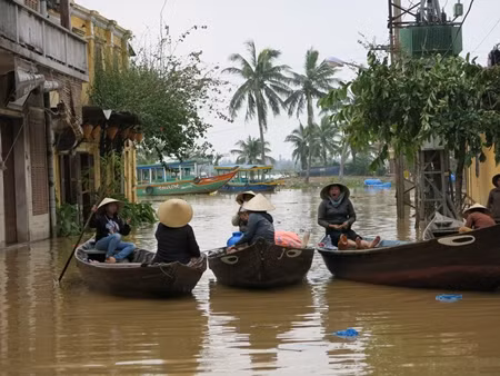 Tuy nhiên, lũ đã rút ngay, đến sáng 16, nước đã rút ra đến đường Bạch Đằng, ven sông Hoài