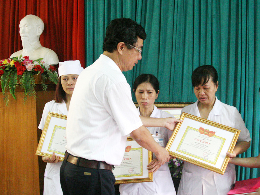 Ông Nguyễn Văn Yên, Phó giám đóc sở Y tế Hà Nội trao giấy khen cho 3 cá nhân tố tiêu cực. Ảnh: Thái Hà. Ông Nguyễn Văn Yên, Phó giám đóc sở Y tế Hà Nội trao giấy khen cho 3 cá nhân tố tiêu cực. Ảnh: Thái Hà