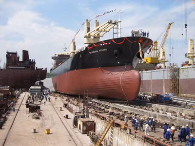 Đóng tàu ở Vinashin . Ảnh: N.Tiến Đóng tàu ở Vinashin
