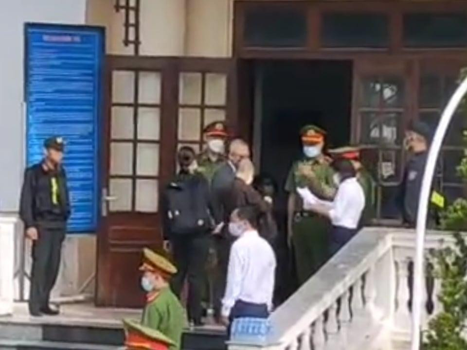 Ông Lê Tùng Vân làm thủ tục vào phòng xử án. Ông Lê Tùng Vân làm thủ tục vào phòng xử án.