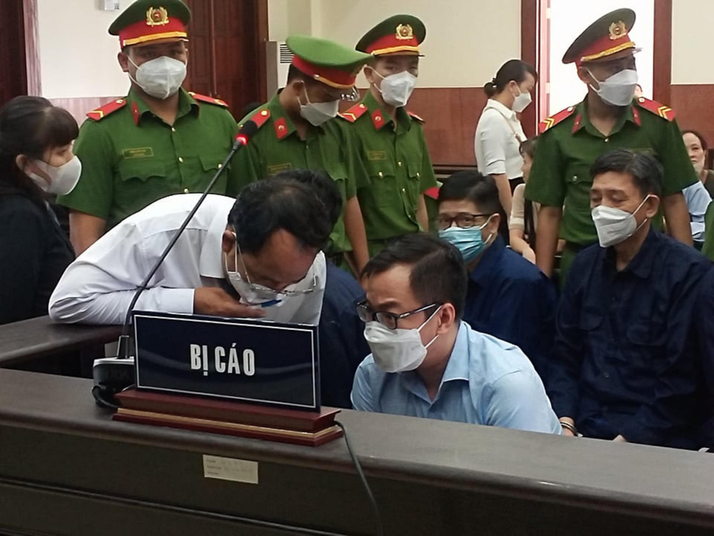 Bị cáo Tề Trí Dũng (phải) và luật sư tại phiên phúc thẩm. Ảnh: Tân Châu