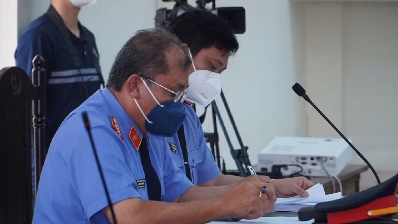 Hai kiểm sát viên tham gia phiên tòa.