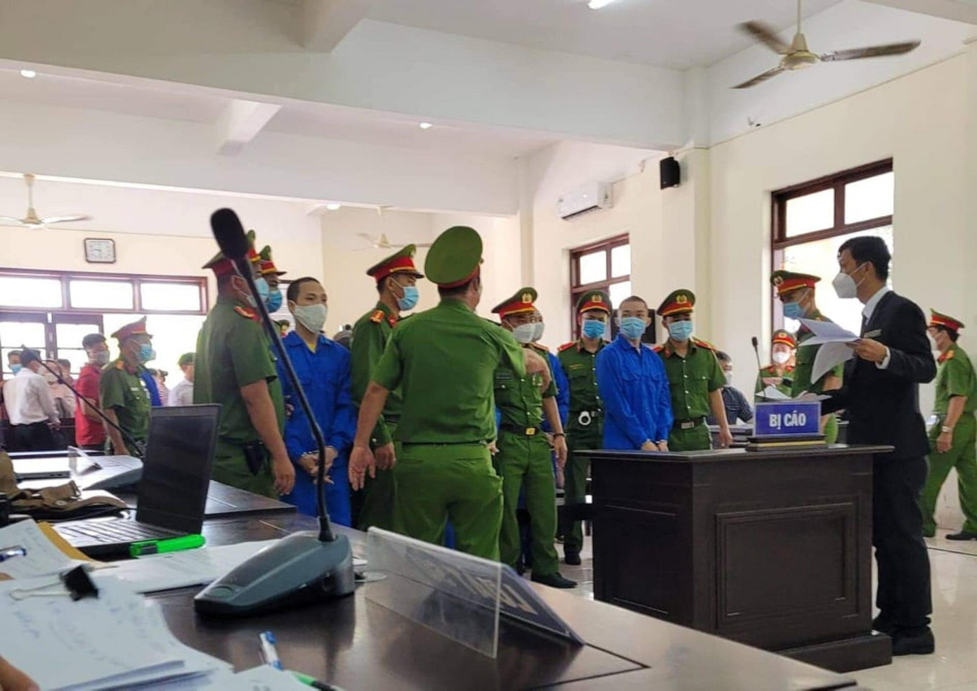 Các bị cáo đang bị tạm giam tại phòng xử án. Các bị cáo đang bị tạm giam tại phòng xử án.