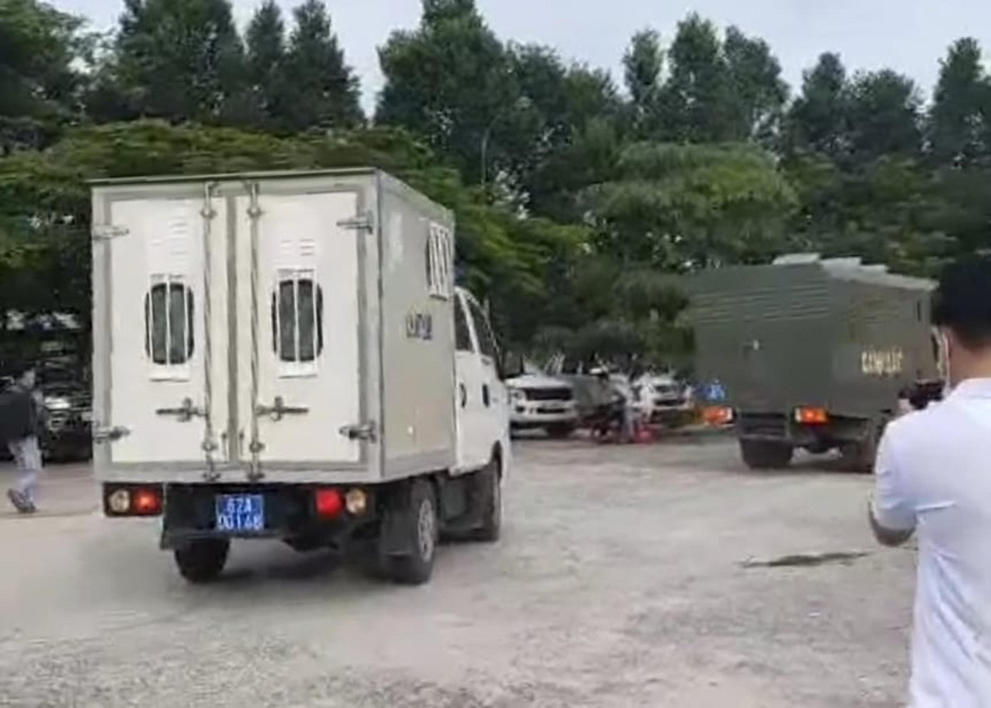 Xe cảnh sát dẫn giải các bị cáo đang bị tạm giam đến tòa sáng nay. Xe cảnh sát dẫn giải các bị cáo đang bị tạm giam đến tòa sáng nay.