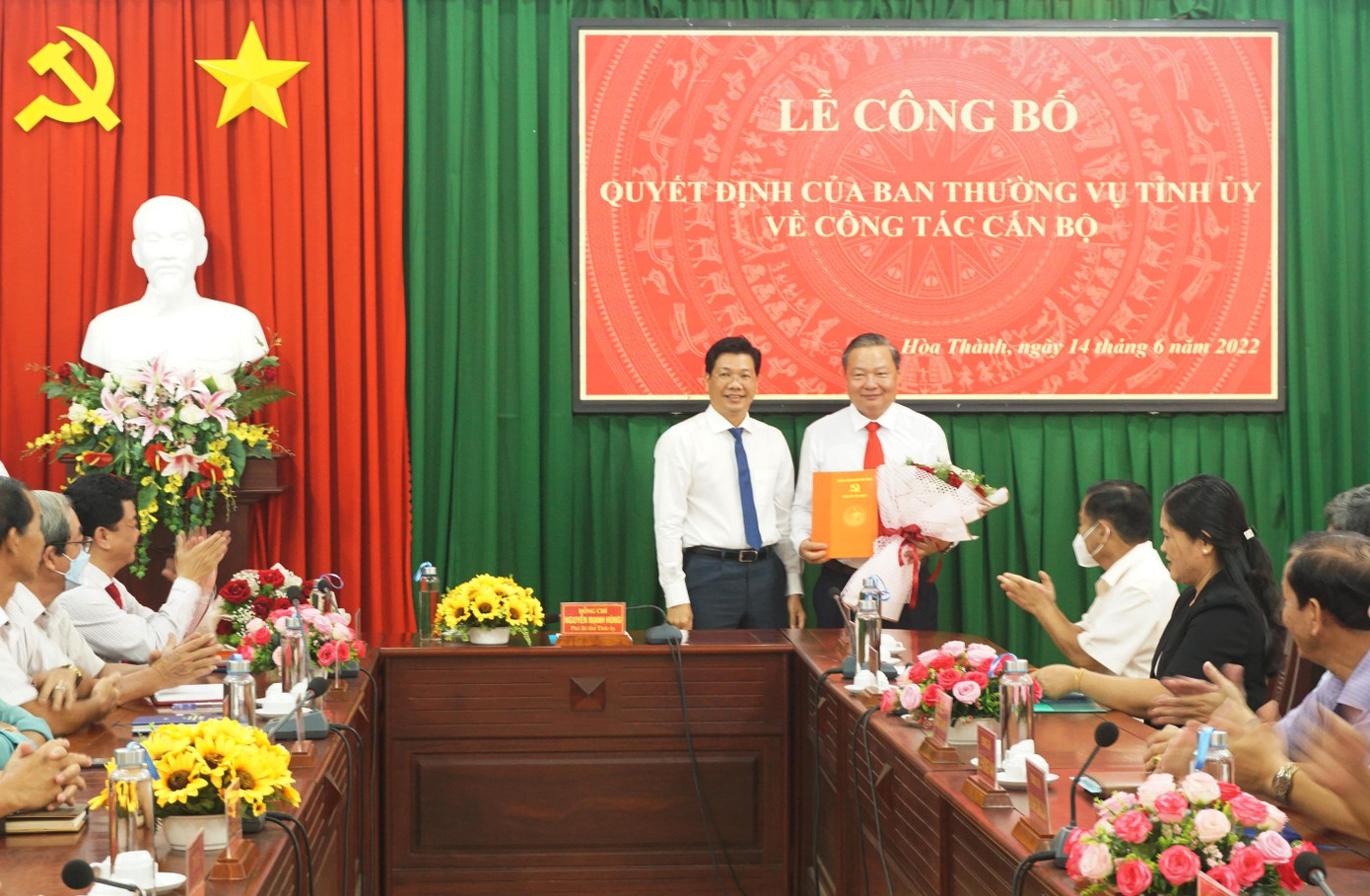 Phó Bí thư Tỉnh ủy Tây Ninh Nguyễn Mạnh Hùng (trái), trao quyết định cho tân Bí thư thị ủy Hòa Thành Trần Văn Khải. Phó Bí thư Tỉnh ủy Tây Ninh Nguyễn Mạnh Hùng (trái), trao quyết định cho tân Bí thư thị ủy Hòa Thành Trần Văn Khải.