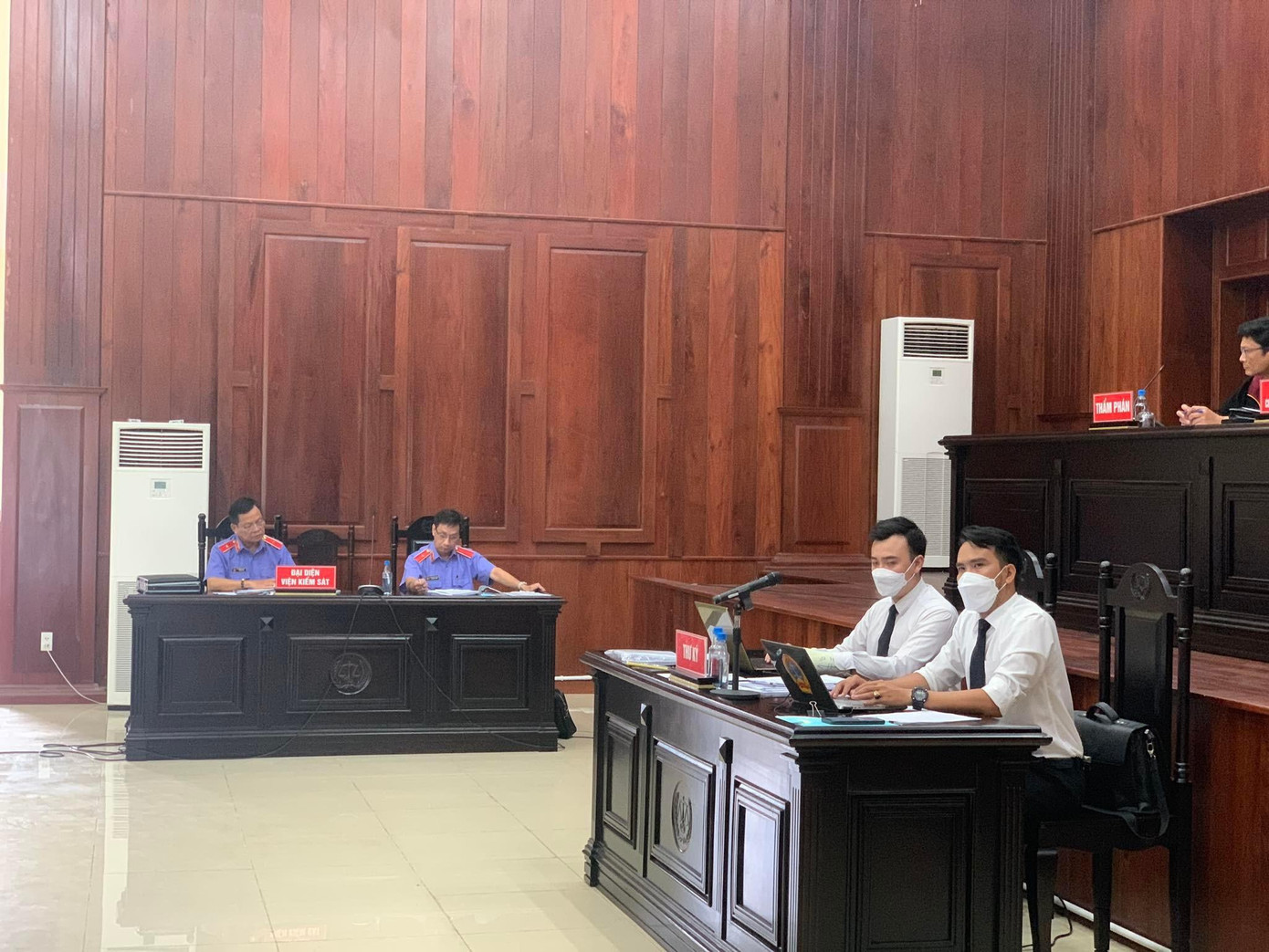 Hai vị đại diện Viện Kiểm sát tại phiên tòa chiều nay 7/6. Ảnh: Tân Châu Hai vị đại diện Viện Kiểm sát tại phiên tòa chiều nay 7/6. Ảnh: Tân Châu