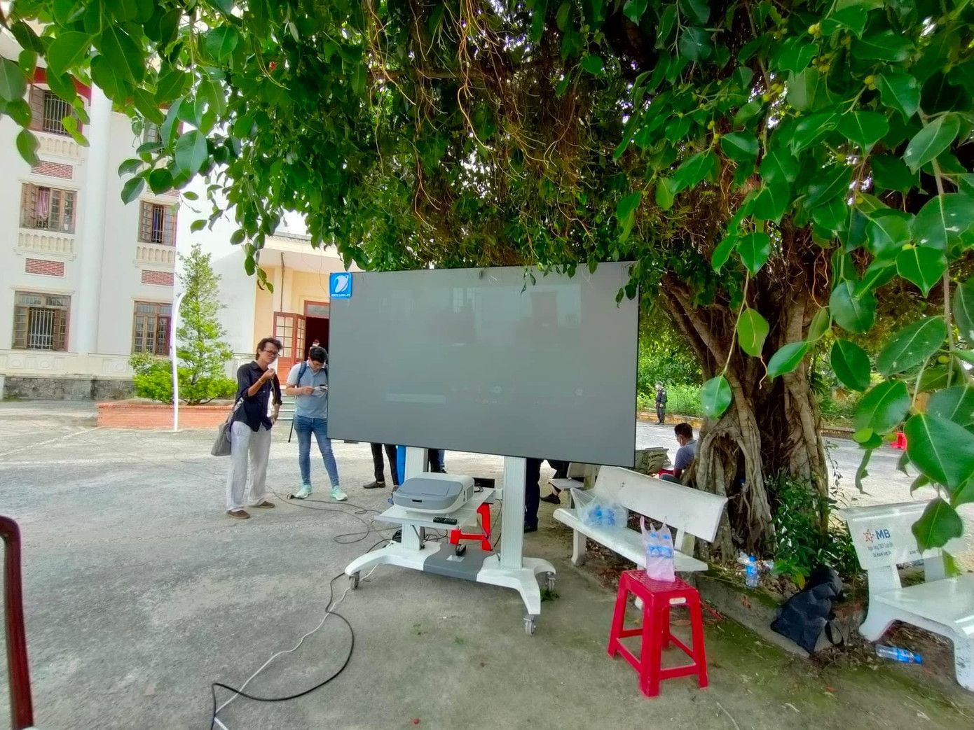 Tòa đặt màn hình lớn trong khuôn viên sân tòa, phục vụ việc theo dõi phiên xử qua màn hình truyền trực tiếp từ phòng xử án ra. Tòa đặt màn hình lớn trong khuôn viên sân tòa, phục vụ việc theo dõi phiên xử qua màn hình truyền trực tiếp từ phòng xử án ra.