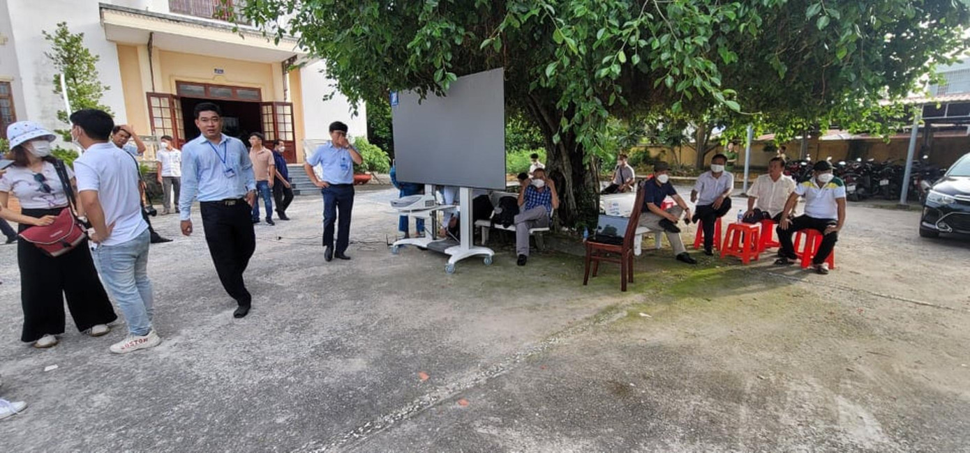 Tòa đặt màn hình lớn trong khuôn viên sân tòa, phục vụ việc theo dõi phiên xử qua màn hình truyền trực tiếp từ phòng xử án ra. Tòa đặt màn hình lớn trong khuôn viên sân tòa, phục vụ việc theo dõi phiên xử qua màn hình truyền trực tiếp từ phòng xử án ra.