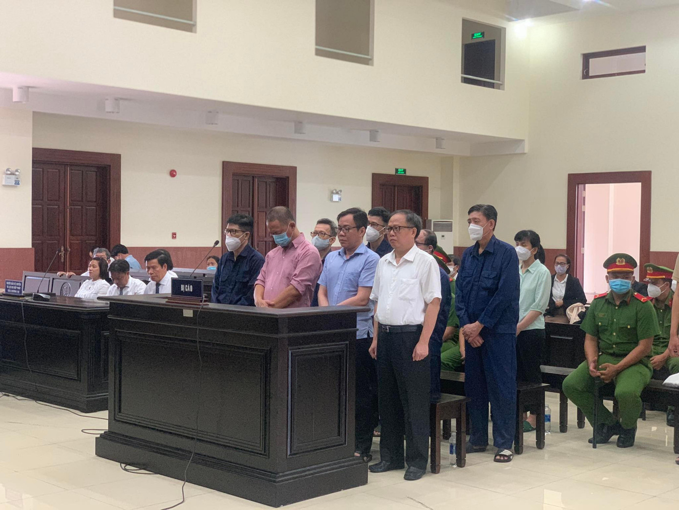 Các bị cáo nghe tòa tuyên án. Ảnh: Tân Châu