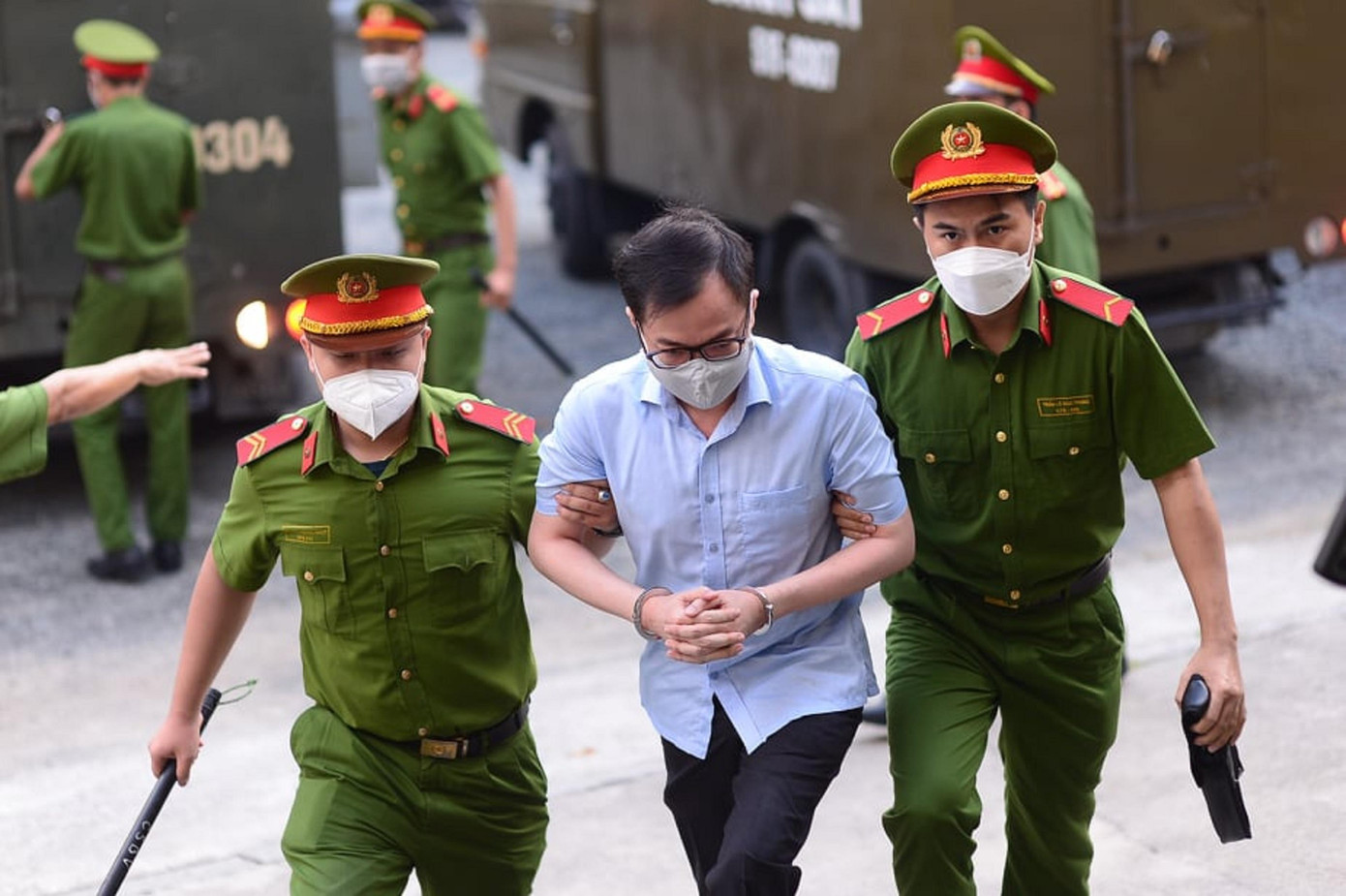 Bị can Tề Trí Dũng được dẫn giải ra tòa.