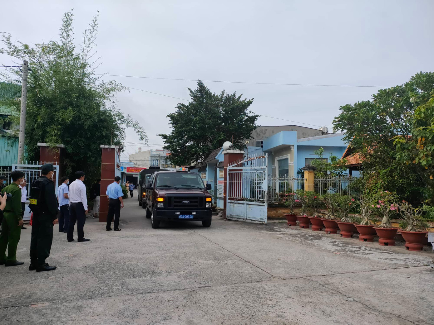 Xe cảnh sát dẫn giải các bị cáo đang bị tạm giam đến tòa sáng nay. Xe cảnh sát dẫn giải các bị cáo đang bị tạm giam đến tòa sáng nay.